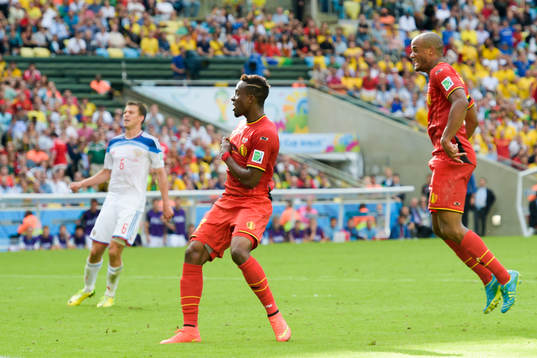 Belgiens Divock Origi gör matchens enda mål och jublar