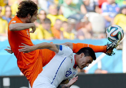SAO PAULO, BRASIL - JUNIO 18: Daley Blind (I) de Holanda y