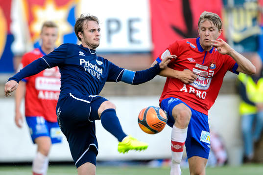 Kamp om bollen mellan Utsiktens Niklas Olsson och Örgrytes