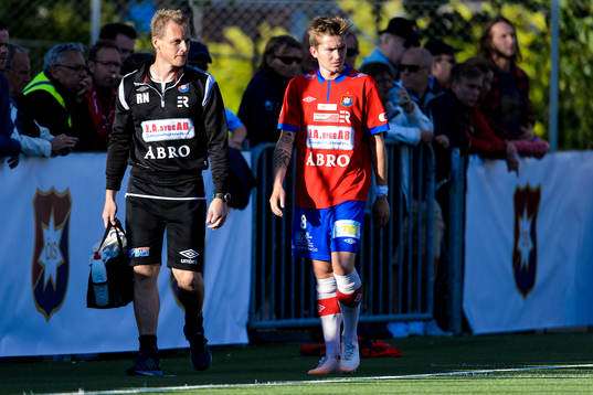 Örgrytes Andreas Östling lämnar skadad planen