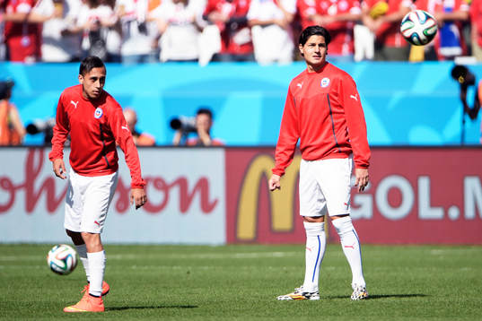 Chiles Miiko Albornoz innan fotbollsmatchen mellan Holland