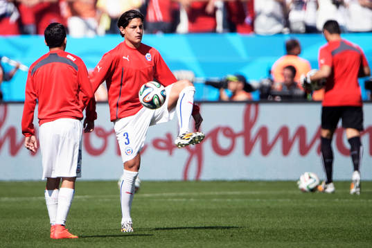 Chiles Miiko Albornoz innan fotbollsmatchen mellan Holland