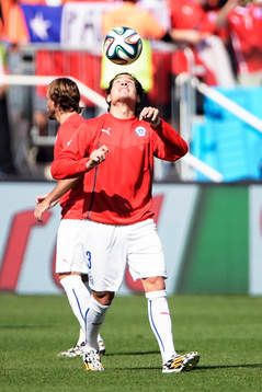 Chiles Miiko Albornoz innan fotbollsmatchen mellan Holland