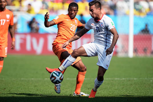 Hollands Georginio Wijnaldum och Chiles Eduardo Vargas