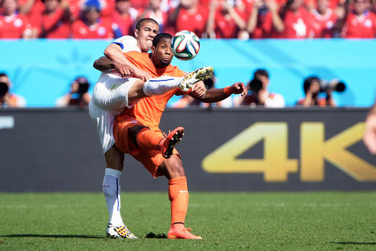 Hollands Jeremain Lens och Chiles Francisco Silva