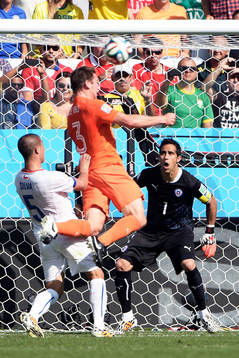 Hollands Stefan de Vrij nickar mot Chiles målvakt Claudio