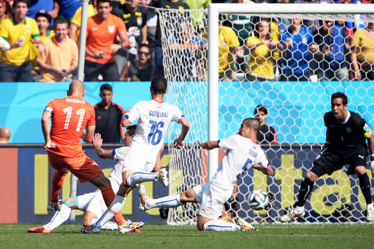 Hollands Arjen Robben skjuter precis utanför
