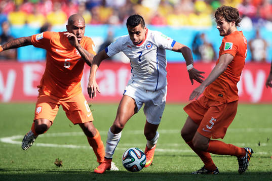 Hollands Daley Blind och Nigel de Jong och Chiles Alexis