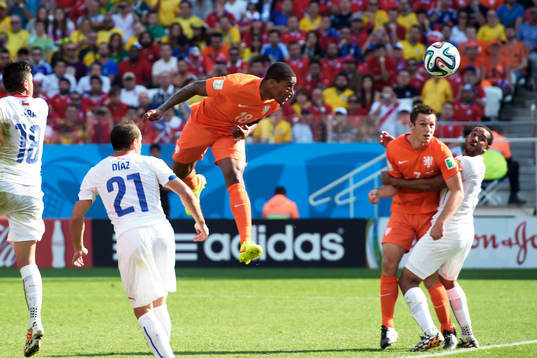 Hollands Leroy Fer nickar in 1-0