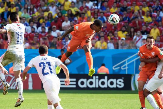 Hollands Leroy Fer nickar in 1-0