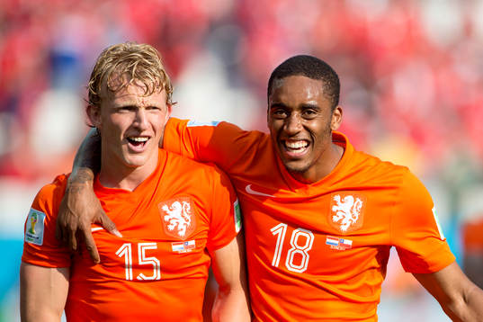 Hollands Dirk Kuyt och Leroy Fer jublar