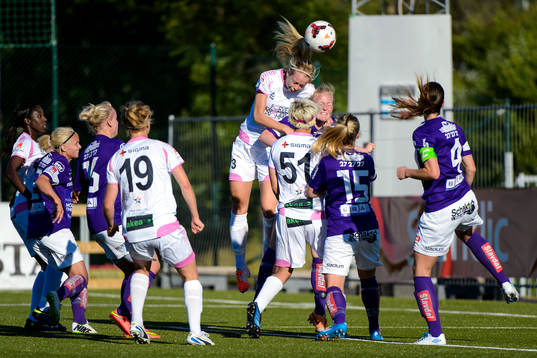 Rosengårds Amanda Ilestedt nickar bollen