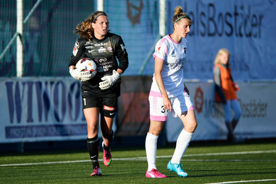 Jitex målvakt Jennifer Falk och Rosengårds Anja Mittag