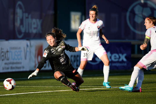 Rosengårds Therese Sjögran  gör 0-1 bakom Jitex målvakt