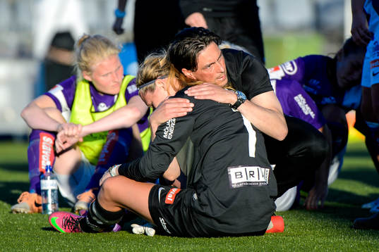 Jitex målvakt Jennifer Falk kramas om av tränare Jerry