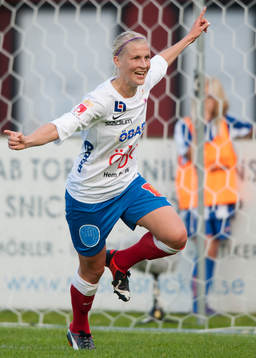 Örebros Sanna Talonen har gjort 0-1 och jublar i matchen i