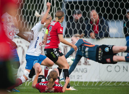 Örebros Sanna Talonen gör 0-1 bakom Kristianstads