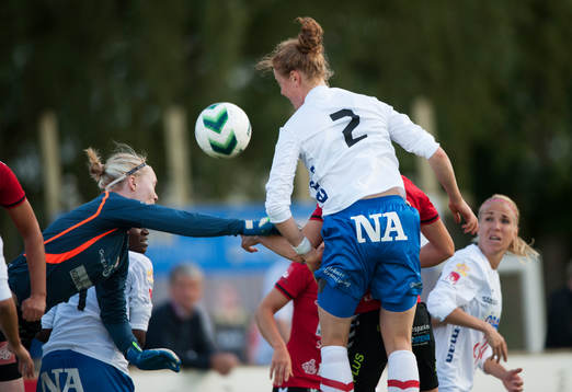 Örebros Sara Nordin nickar sekunden före 0-2 i matchen i