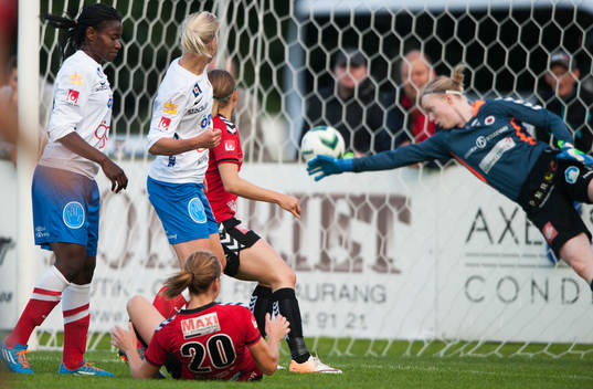 Örebros Sanna Talonen har gjort 0-1 i matchen i