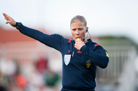 Domaren Sandra Fogelberg i matchen i damallsvenskan mellan