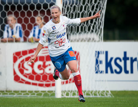 Örebros Sanna Talonen har gjort 0-1 i matchen i