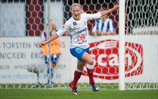 Örebros Sanna Talonen har gjort 0-1 i matchen i