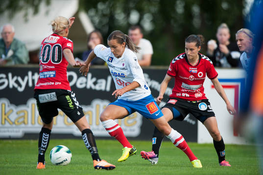 En Örebro-spelare fintar sig förbi två motståndare i