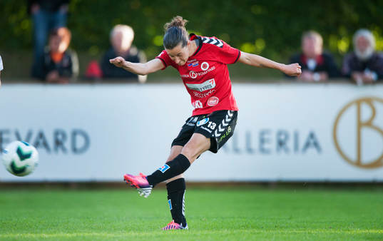 Kristianstads Johanna Rasmussen skjuter  i matchen i