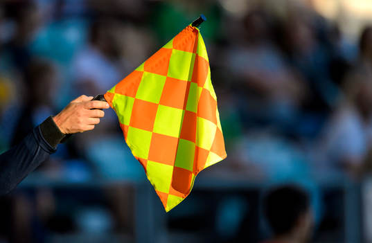 En domare tecknar offside