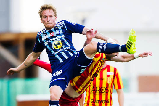 Husqvarnas Anders Brian Nielsen trycker ner Syrianskas