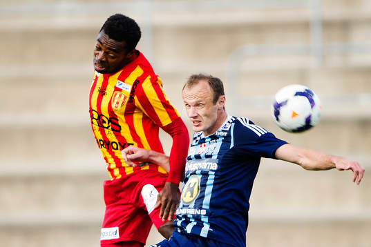Syrianskas Success Chimankpa Nwosu och Husqvarnas Dragan