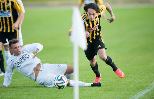IFK Hässleholms Karim Al-Asi glidtacklas i matchen i