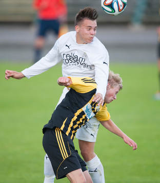 IFK Hässleholms  Philip Bengtsson trycks ner av en