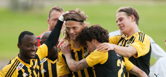 IFK Hässleholms Linus Karlsson har gjort 1-0 och grattas i
