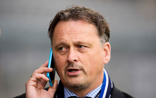 GIF Sundsvalls sportchef Urban Hagblom pratar i telefon