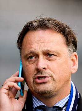 GIF Sundsvalls sportchef Urban Hagblom pratar i telefon