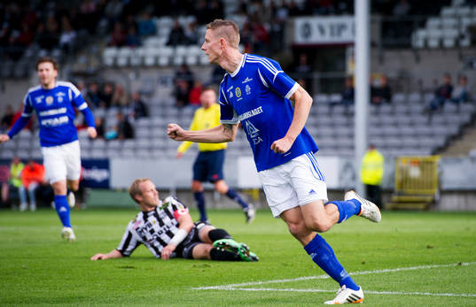 GIF Sundsvalls Johan Eklund har gjort 0-1 och jublar