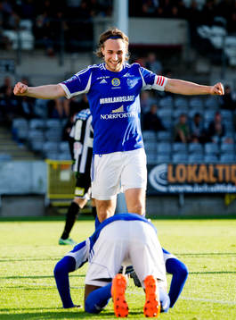 GIF Sundsvalls Kevin Walker jublar med målskytten Pa Dibba