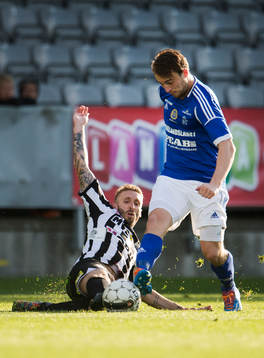 Landskronas Andrew Stadler glidtacklar GIF Sundsvalls