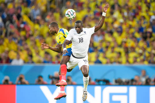 Ecuadors Walter Ayovi i nickduell med Frankrikes Moussa
