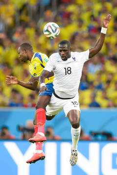 Ecuadors Walter Ayovi i nickduell med Frankrikes Moussa