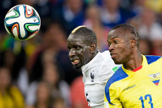 Frankrikes Mamadou Sakho i kamp om bollen med Ecuadors
