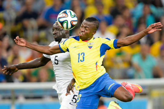 Frankrikes Mamadou Sakho i kamp om bollen med Ecuadors