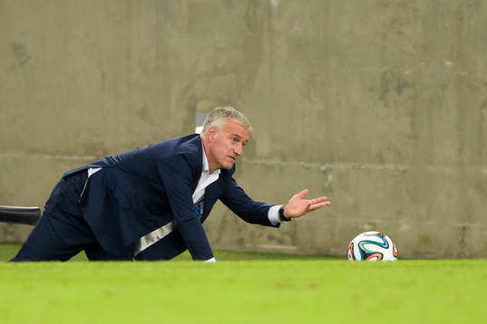 Frankrikes förbundskapten Didier Deschamps kryper på knä