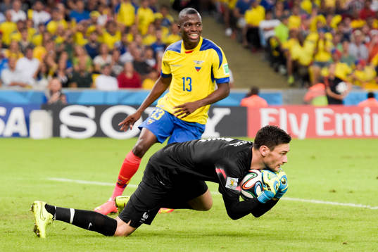 Frankrikes målvakt Hugo Lloris räddar framför Ecuadors