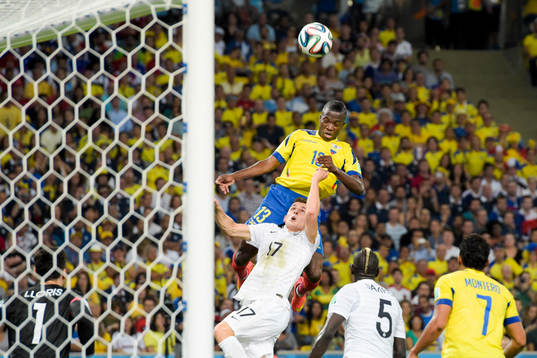Ecuadors Enner Valencia är nära att nicka bollen i mål