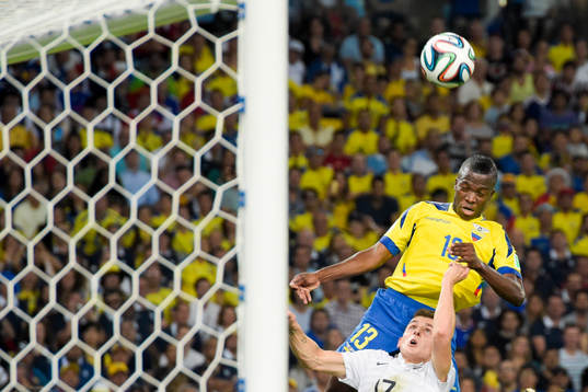Ecuadors Enner Valencia är nära att nicka bollen i mål