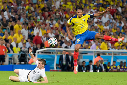 Frankrikes Morgan Schneiderlin och Ecuadors Antonio Valencia