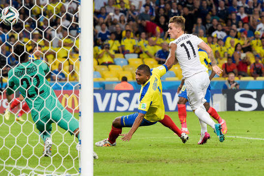 Frankrikes Antoine Griezmann med skott i stolpen