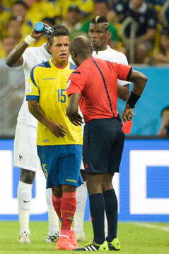 Ecuadors Michael Arroyo får rött kort